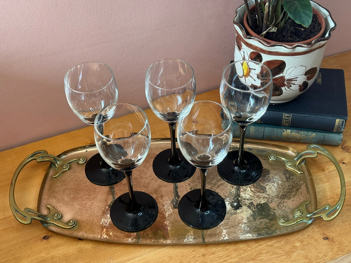Five Luminarc Domino Wine Glasses w/black stems